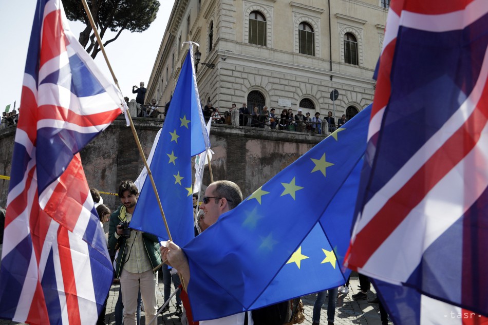 Na snímke britskí účastníci pochodu priaznivcov Európskej únie obávajúci sa komplikácií po vystúpení Spojeného kráľovstva z bloku počas rímskeho summitu šéfov štátov a vlád 27 členských krajín Európskej únie v Ríme 25. marca 2017. 