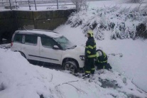 Napadol sneh, polícia a hasiči majú plné ruky prác