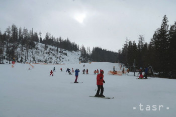 VIDEO: Desiatky ľudí vymenili veľkonočnú šibačku za jarnú lyžovačku