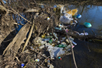Rieka a jej okolie plné odpadkov