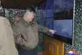 Kim Čong-un dohliadal na skúšku salvových raketometov