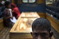 Smútiaci v Bangladéši po kolapse fabriky