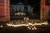 Ľudia zapálili sviečky na pamiatku zavraždeného no