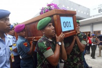 Let smrti AirAsia: Vojaci nesú rakvy s obeťami