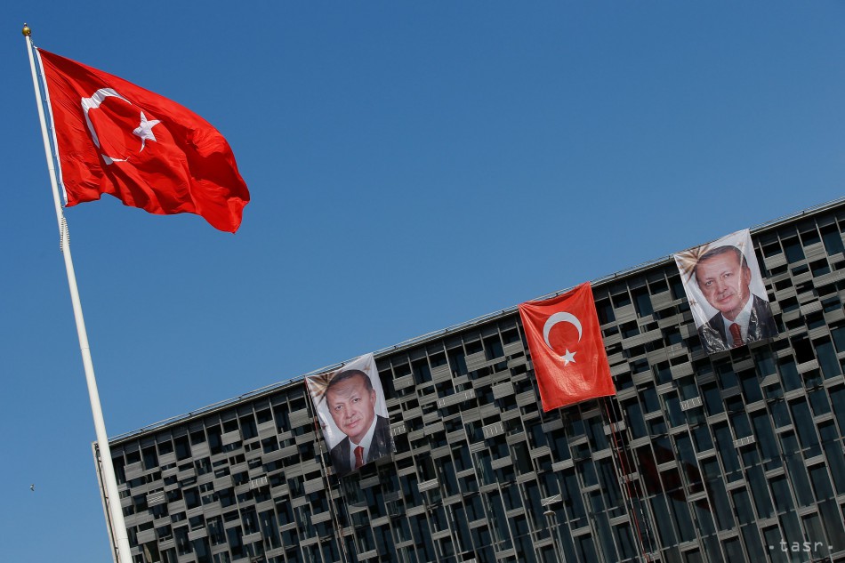 Turecké úrady zrušili licencie 24 rozhlasovým a televíznym staniciam