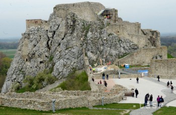Hornú časť hradu Devín sprístupnia verejnosti na jar budúceho roka