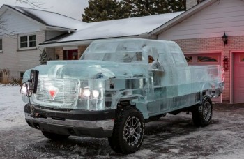 Po Kanade jazdí auto z ľadu