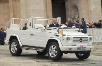 Prioritou papamobilov nie je ochrana, ale prevoz pápežov