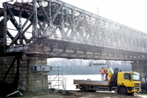 Na snímke prípravné práce pred demontážou oceľovej konštrukcie Starého mosta na Dunaji v Bratislave v pondelok 10. februára 2014.