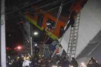V Mexiku sa zrútila časť mosta pre metro