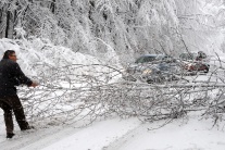 Situáciu na cestách komplikuje sneh i popadané str