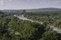 Rieka Morava a v pozadí hrad Devín