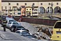 Vo Florencii sa prepadla časť nábrežia rieky Arno
