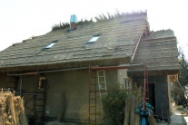 Trstinová strecha na dome v Poluvsí