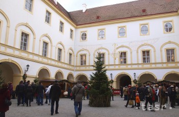 Zámok Schloss Hof je v zime ako kulisa rozprávky o Popoluške