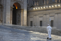 Pápež František udeľuje mimoriadne požehnanie 