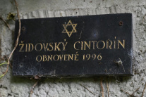 Dobrovoľníci čiastočne obnovili židovský cintorín 