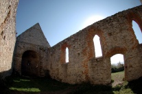 Starobylý kostolík v obci Haluzice