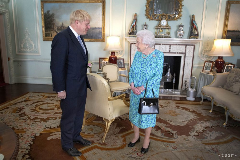 Britská kráľovná Alžbeta II. (vpravo) víta novozvoleného lídra britskej Konzervatívnej strany Borisa Johnsona v Buckinghamskom paláci v Londýne 24. júla 2019. Foto: TASR/AP