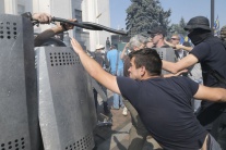 Nepokoje pred parlamentom v Kyjeve