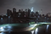 Živel Sandy sa zmenil z hurikánu na hybridnú búrku