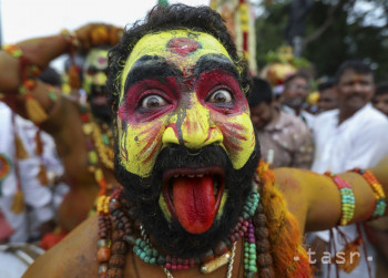 Na snímke nalíčený hinduista zobrazujúci mýtickú postavu v sprievode počas sviatku Bonalu v indickom Hajdarabáde 30. júna 2022. Bonalu je sviatok venovaný hinduistickej bohyne ničenia Kálí. 