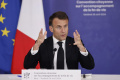 Macron varuje, že všetci nacionalisti sú skrytí brexiteri