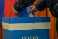 V Bratislave prichádzajú voliči do volebných miestností aj podvečer