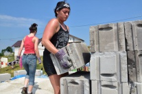 Americkí herci pomáhajú Rómom stavať domy