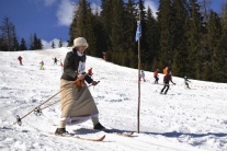 Lyžiarske preteky v dobových kostýmoch