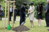 Japonský princ a princezná zasadili strom sakury