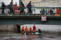 NEŠŤASTIE V PETROHRADE: Z mosta sa zrútil do rieky autobus