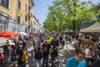 Dobrý trh Bratislava jedlo jar ľudia stánky teplo