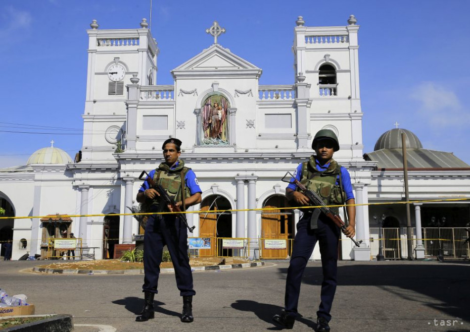 Armádni vojaci hliadkujú pred kostolom sv. Antona v Colombe na Srí Lanke 22. apríla 2019. Foto: TASR/AP
