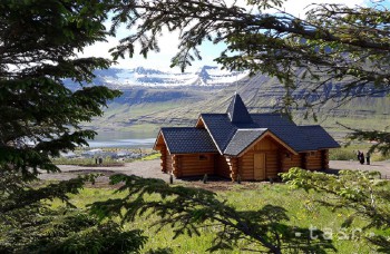 Na Islande vysvätili drevený kostol, ktorý postavili na Slovensku