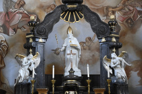 Oltár so sochou sv. Valentína 