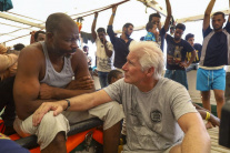 Richard Gere na lodi s imigrantami