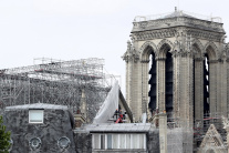 Odstraňovanie lešenia z Notre-Dame