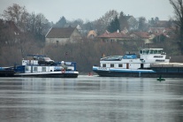 Nákladné loď Trias uviazla na Dunaji