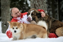 Ruský prezident Vladimír Putin sa hrá so svojimi p