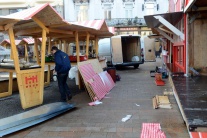 Rozoberanie stánkov po vianočných trhoch na Hlavno