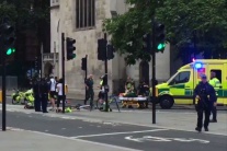 Do zábran pred parlamentom v Londýne narazilo auto