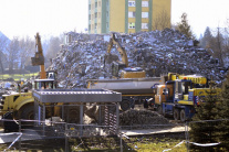 Nakladanie sutín z demolácie bytovky na Mukačevske