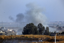 Dym po výbuchoch na sýrskom území po začiatku voje