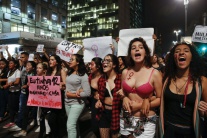 Protest proti znásilneniu 16-ročného dievčaťa