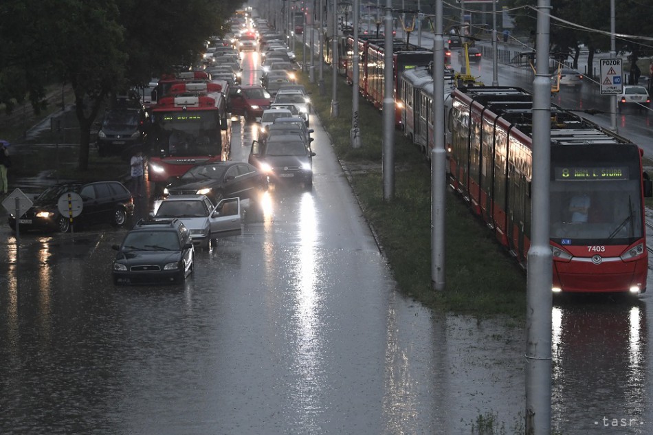 Na snímke zastavená doprava na zaplavenej Ružinovskej ulici pod mimoúrovňovou križovatkou s Bajkalskou ulicou v Bratislave po silnej búrke 6. júna 2018. Foto: TASR/Martin Baumann