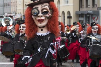 Švajčiarske mesto sa hemží maskami