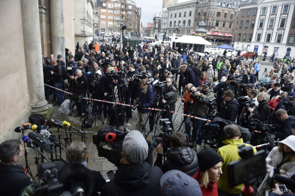 Novinári čakajú pred súdom v Kodani v stredu 25. apríla 2018. Dánskeho vynálezcu Petra Madsena odsúdili za vraždu švédskej novinárky Kim Wallovej na doživotie. V stredu o tom rozhodol súd v Kodani. Foto: TASR/AP