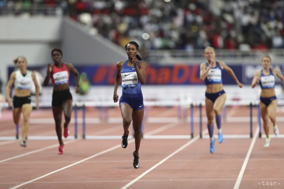Americká bežkyňa Dalilah Muhammadová (uprostred) vo finále v behu cez prekážky na 400 m. Foto: TASR/AP