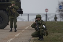 Ruskí vojaci blokujú vojenské letisko na Kryme